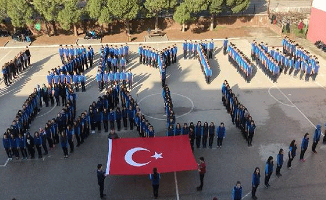 Lise öğrencileri bedenleriyle 'Zeytin Dalı' yazdı
