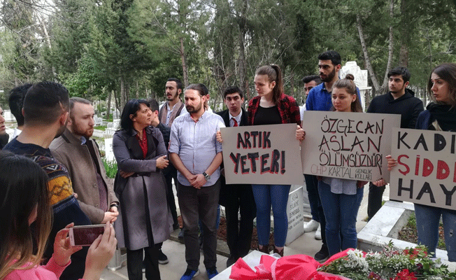 CHP'li gençler Özgecan'ı kabri başında andı
