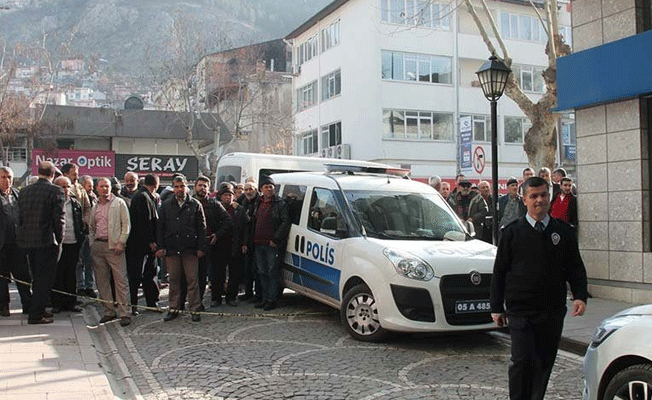 Polis memuru dehşet saçtı: 2 kişiyi öldürdü