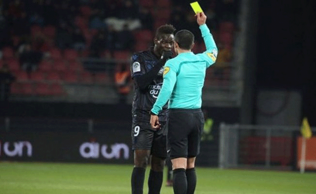 Balotelli ırkçılara kızdı, sarı kart gördü