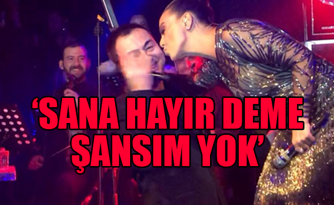 Ebru Gündeş'ten, Serdar Ortaç'a sahnede öpücük