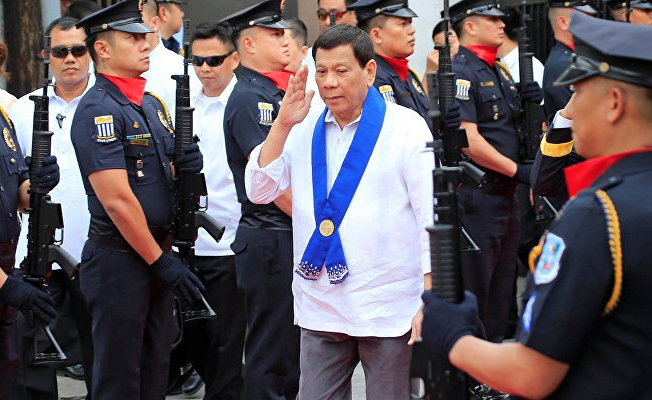 Filipinler lideri Duterte: Komünist kadın isyancıları vajinalarından vurun