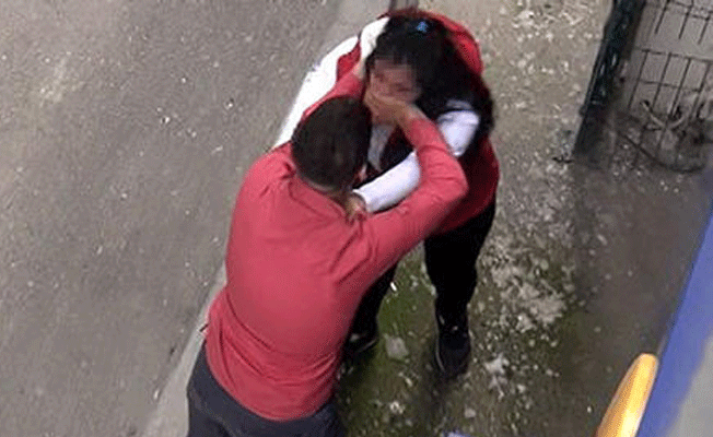 Sokak ortasında genç kızı boğmaya çalıştı... Sevgilim dedi