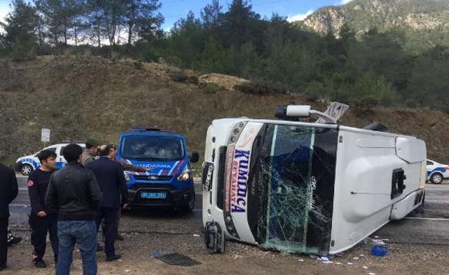 Son dakika: Yolcu otobüsü devrildi