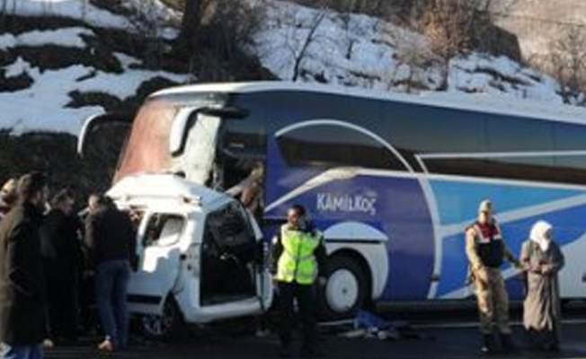 Yolcu otobüsü hafif ticari araçla çarpıştı: Ölü ve yaralılar var
