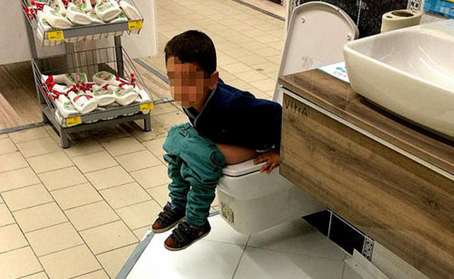 AVM’de görenleri şoke eden görüntü: Teşhir ürünü olan klozete tuvaletini yaptı