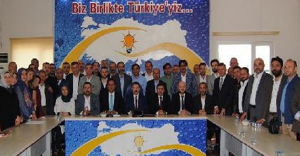 AKP yönetimi topluca istifa etti