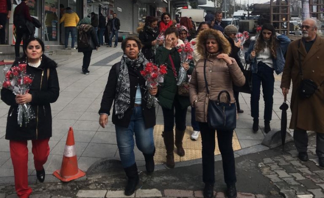 CHP’li kadınlar 14 Şubat’ta karanfil dağıttı