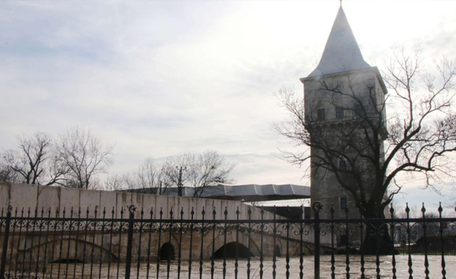 Edirne'de nehir yükseldi, meydan sular altında kaldı