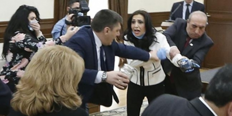 Muhalefet, belediye başkanına dışkı yedirmeye kalktı