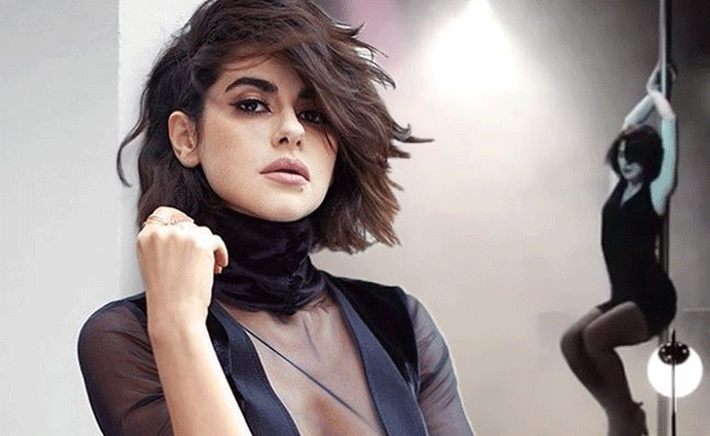 Nesrin Cevadzade, giydiği transparan kıyafetle geceye damgasını vurdu