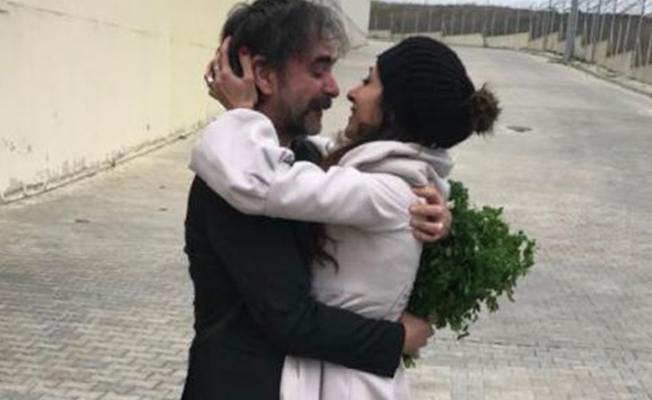 Tahliye olan Deniz Yücel'e eşinden duygusal karşılama