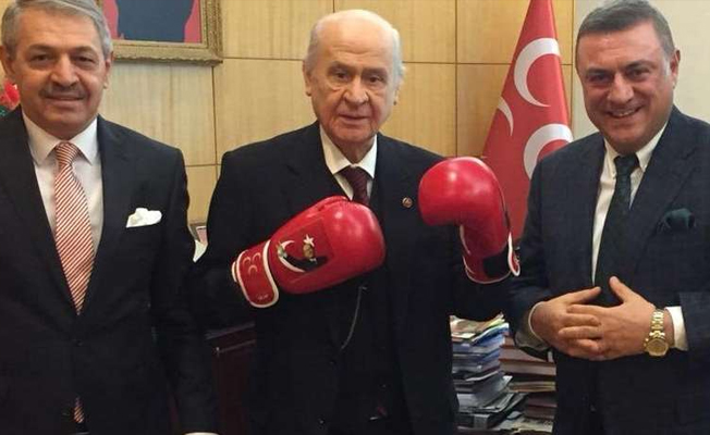 Bahçeli boks eldivenleriyle poz verdi