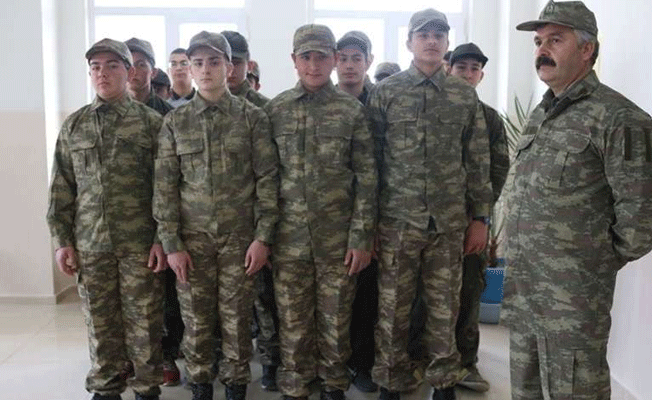 İmam hatip lisesi öğrencileri kamuflaj giyip ‘tekbir’ getirdi
