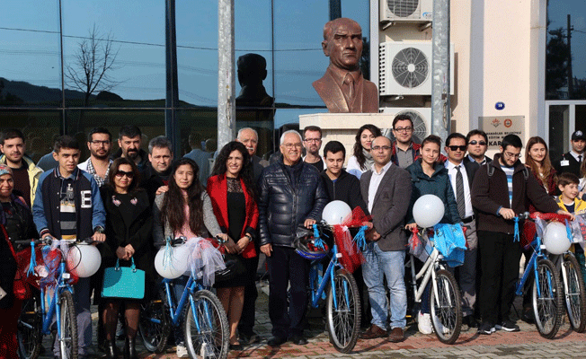 Başarıya teşvik için öğrencileri bisikletle ödüllendirdi