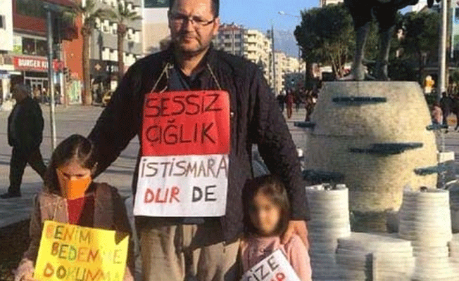 İki kızıyla taciz olaylarını protesto etti: Korku içinde...