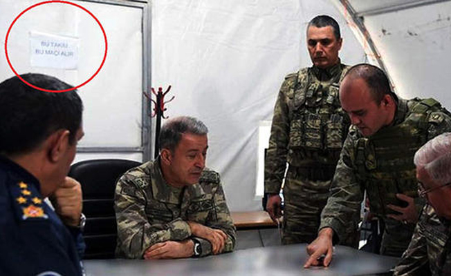 Hulusi Akar'ın ziyaret ettiği harekât merkezinde dikkat çeken yazı...