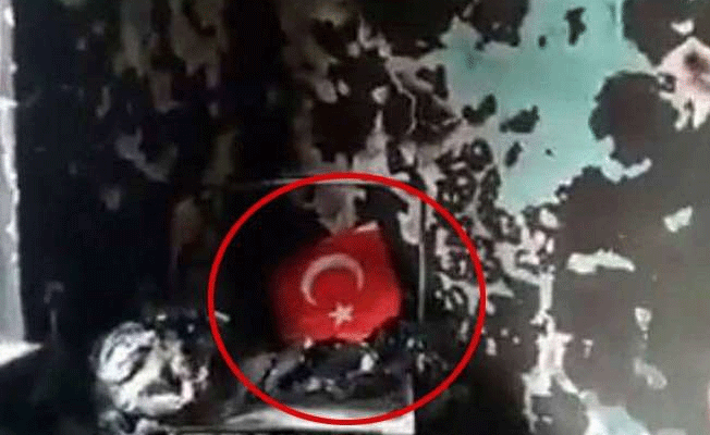 Yangında eşyalar kül olurken, Türk bayrağı yanmadı