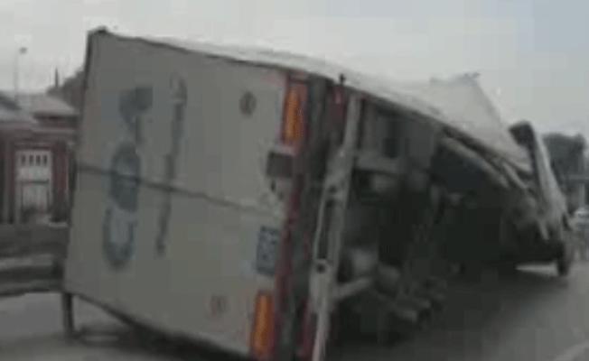 TEM'de TIR yan yattı: Trafik kilitlendi