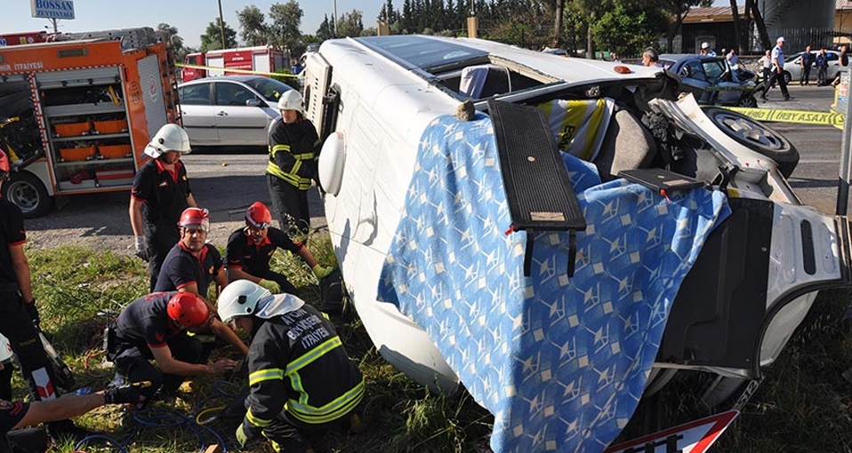 Öğrenci servisi ile otomobil kafa kafaya çarpıştı