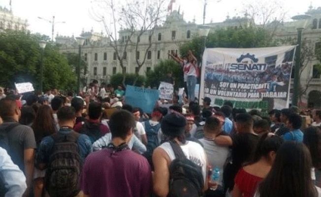 Binlerce öğrenci 'staj' adı altındaki kölelik yasasına karşı ayakta