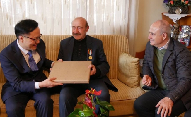 Koreliler, Kore gazilerinin önünde yere kapandılar!    