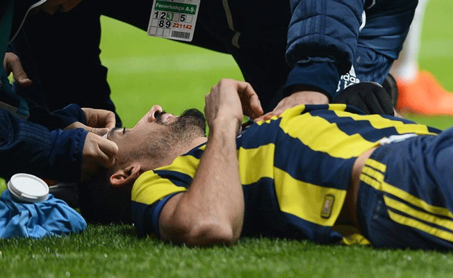 Mehmet Topal'a yabancı madde isabet etti