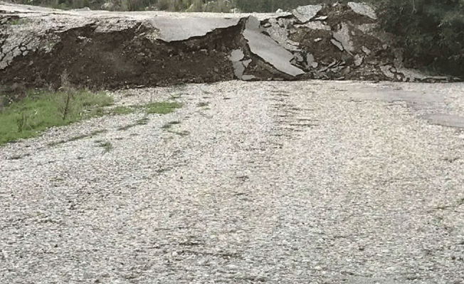 Antalya’da heyelan nedeniyle yol çöktü