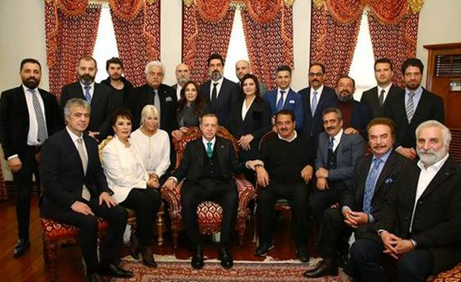 Cumhurbaşkanı Erdoğan doğum gününde sanatçıları kabul etti!