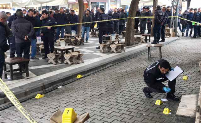 Kahve önünde oturanlara silahlı saldırı: 3 yaralı