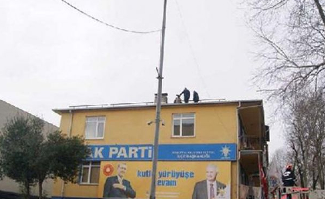 İşsiz olduğu için bunalıma giren vatandaş AKP binasının çatısından atlamak istedi