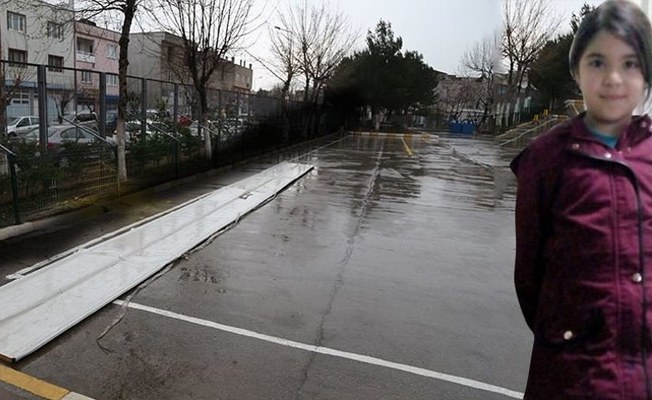 Bursa'da çatı küçük kızınüzerine uçtu, hayatını ders kitapları kurtardı