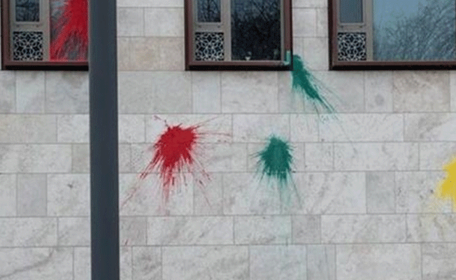 Berlin'deki Türk Büyükelçiliği'nin önünde sis bombası patlattılar