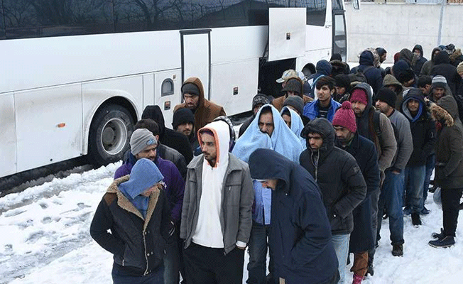 Yunanistan tarafından geri gönderilen kaçaklar, donmaktan kurtarıldı