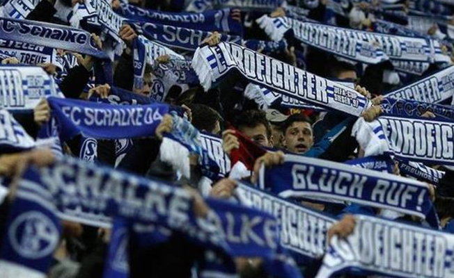 Futbolcu taraftarın kolunu ısırdı...