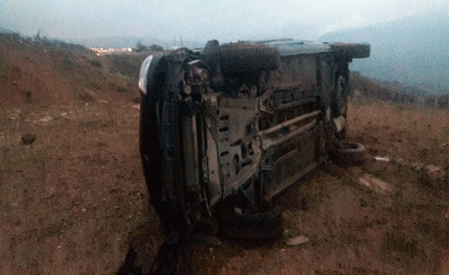 Virajı alamayan araç takla attı: 2 yaralı