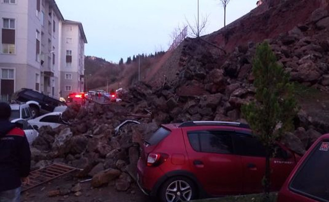Trabzon'da istinat duvarı çöktü
