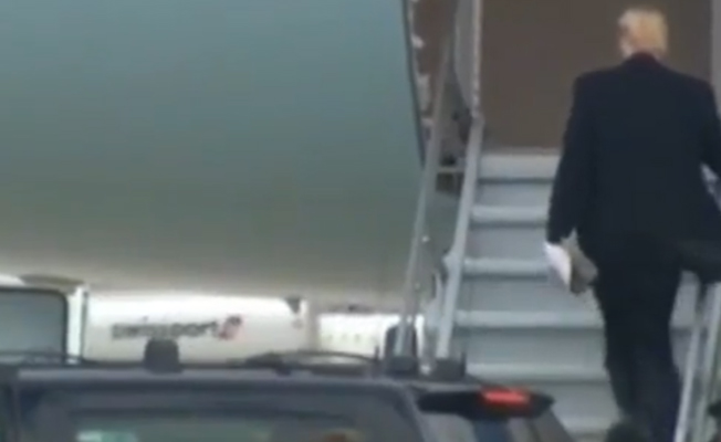 Trump çifti uçağa binerken ilginç görüntüler verdi