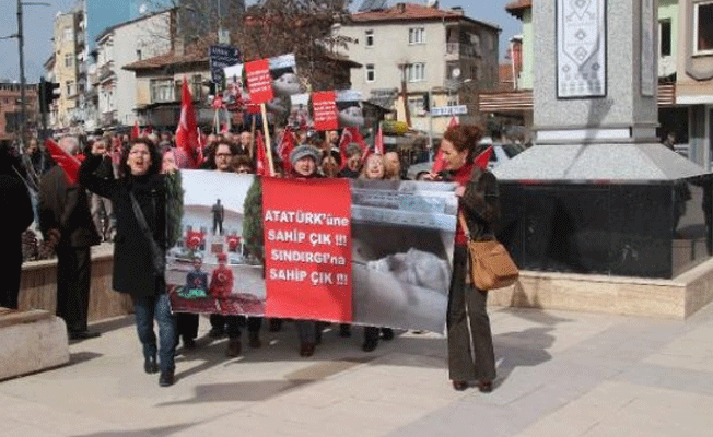 CHP'liler Atatürk heykeli için yürüdü