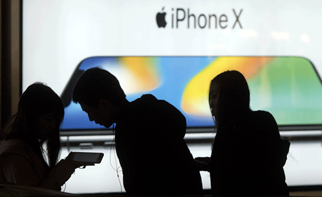 iPhone X'i tahtından indirdi