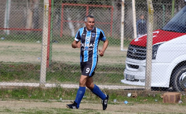 69 yaşındaki futbolcu, Osmaniye'de ilk maçına çıktı