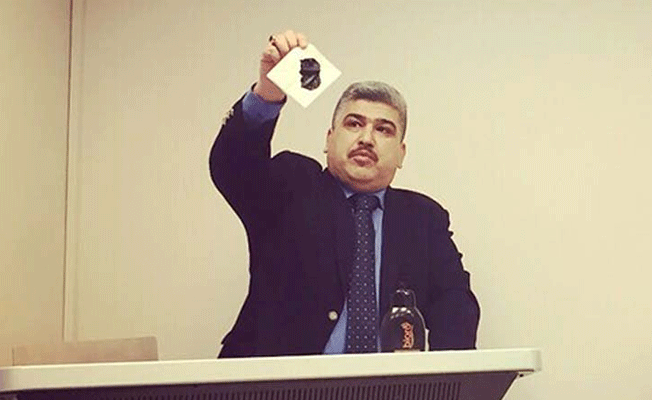 Öğrencilere ders verirken ürettiği şampuanı yedi!