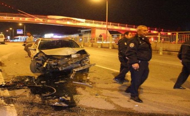 Otomobil 2 metre yükseklikten alt geçide düştü: 3 yaralı