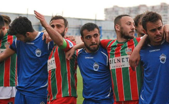 Ağlayan futbolcuları taraftar teselli etti