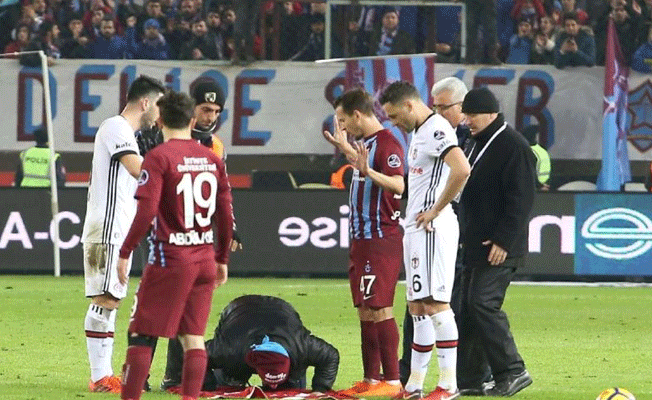 Trabzonspor Beşiktaş maçında sahaya taraftar girdi