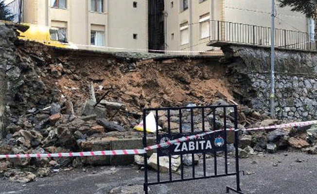 Kartal'da istinat duvarı çöktü