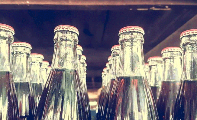 Ünlü içecek markasının fabrikasında idrarını yaptı