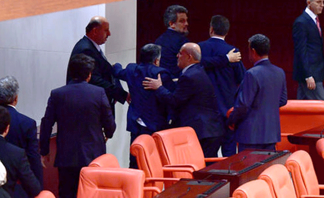 Meclis’te Afrin kavgası: 3 vekil yaralandı