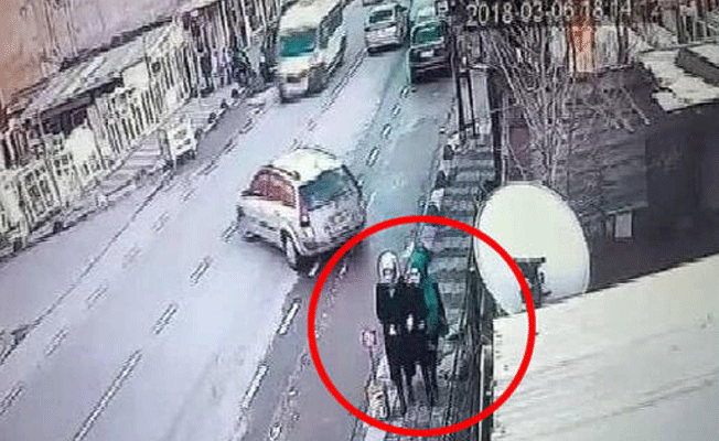 Otomobil, kaldırımda yürüyen iki genç kıza çarptı
