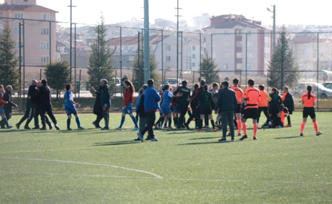 Skandal olay! Erkek antrenör kadın oyuncuya saldırdı